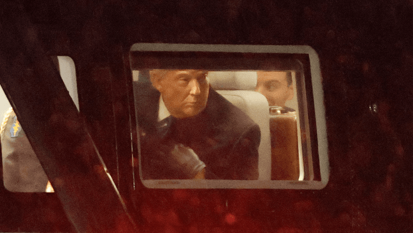 Donald Trump tittar ut genom fönstret ombord på presidentens officiella tjänstehelikopter Marine One. 