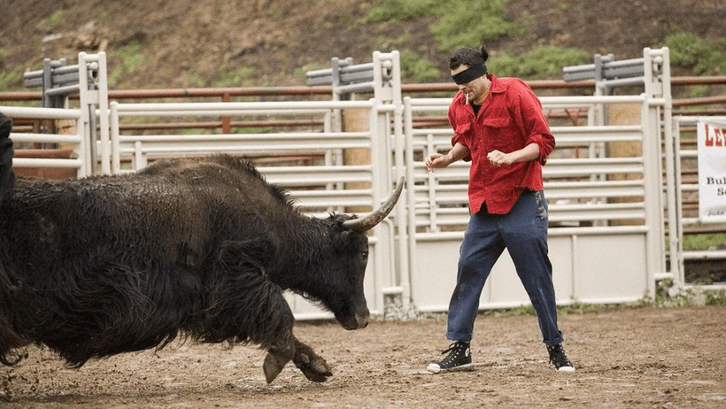 Ur filmen Jackass: Number Two. Johnny Knoxville blir stångad av en tjur.