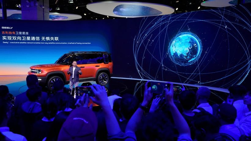 Geely Auto, systerbolag till Volvo Cars
An executive from Chinese car manufacturer Geely talks the satellite communication capabilities of its Galaxy Cruiser during the Shanghai auto show on Wednesday, April 23, 2025. (AP Photo/Ng Han Guan) XHG108

