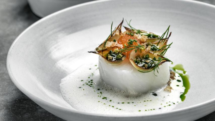 Stekt torskrygg ”Janssons” med Hash Browns, brynt lök, smörad vinsås, ansjovisspad & löjrom från Kalix