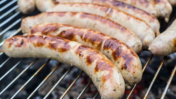 Matcha vin med klassiska tyska korvar 