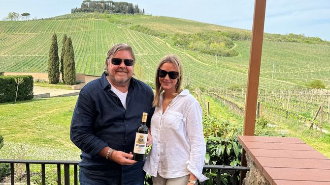 Duon under sitt besök i Toscana när de testade vin. 