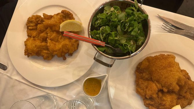 Schnitzeln på Dersch är perfektion med en utsökt panering och rejält utbankad kalv.