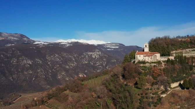 Valpolicella ligger drömskt beläget nära såväl Gardasjön som Alperna och flera storstäder. 