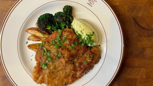 Schnitzel med klyftpotatis och jalapeno- och limesmör