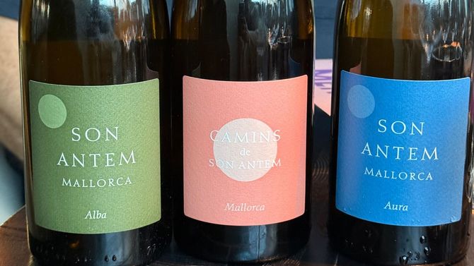 Några av Johan Lidbys viner från Mallorca.