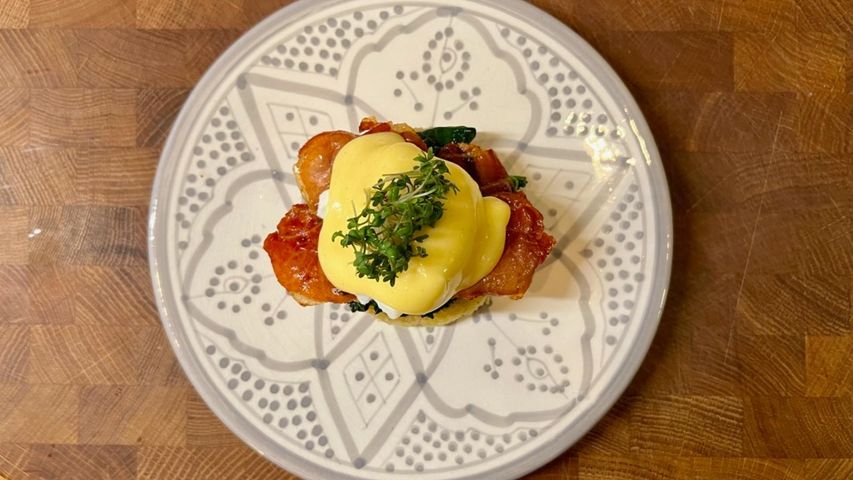 Ägg Benedict med krispig lufttorkad skinka