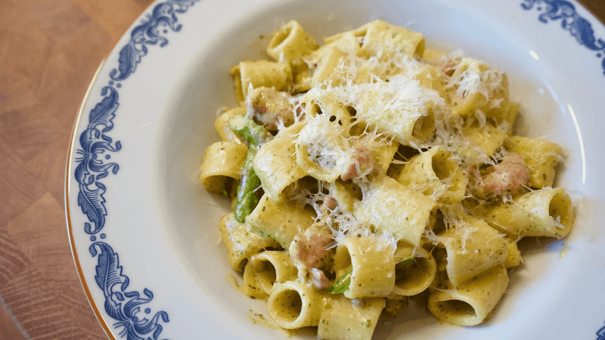 Ramslökspasta med salsiccia och sparris