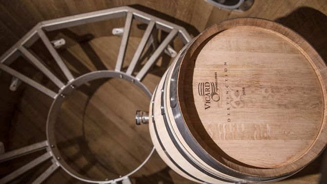 Vinet i de små faten är hans vita Chateanuef-du-Pape medan vinet i det stora fatet är hans vita Cotes-du-Rhone.