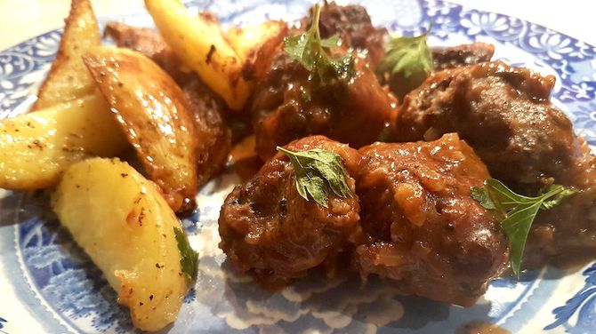 Spanska köttbullar albóndigas caseras till rött vin