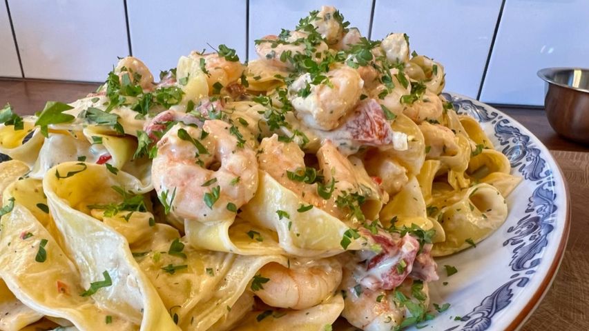 Tagliatelle med jätteräkor, chili och grillad paprika