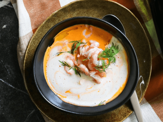 Bisque på skaldjursfond - toppad med räkor