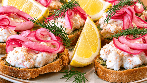 Crostini med hackad skagenröra