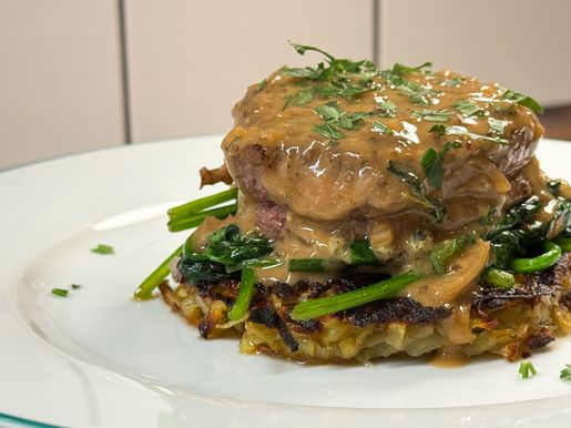 Oxfilé med råraka och grönpepparsås