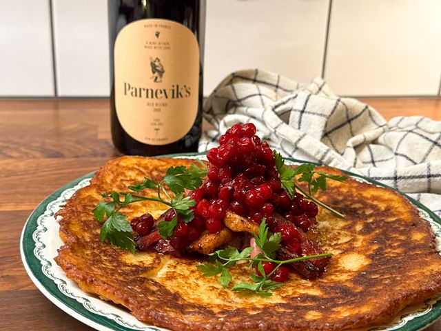 Raggmunk med stekt fläsk och rårörda lingon