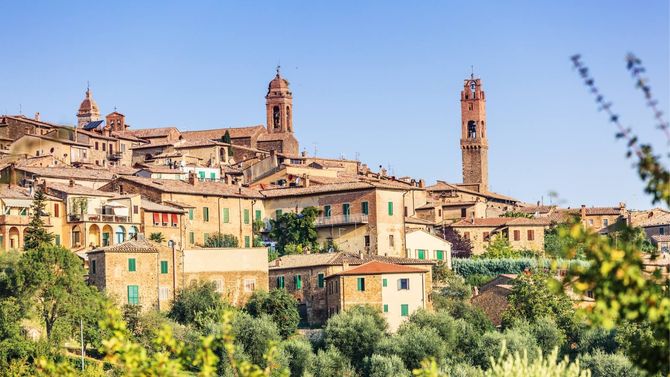 Byn Montalcino i Toscana.
