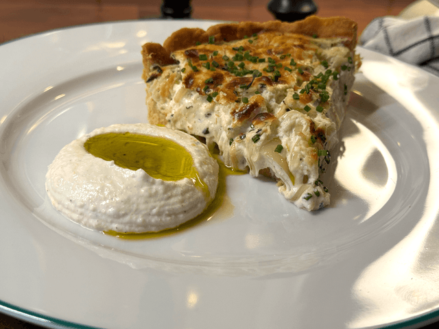 Vegetarisk chevrepaj med karamelliserad lök