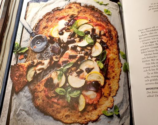 Vin till vegetarisk pizza på blomkålsbotten med zucchini, svamp och oliver