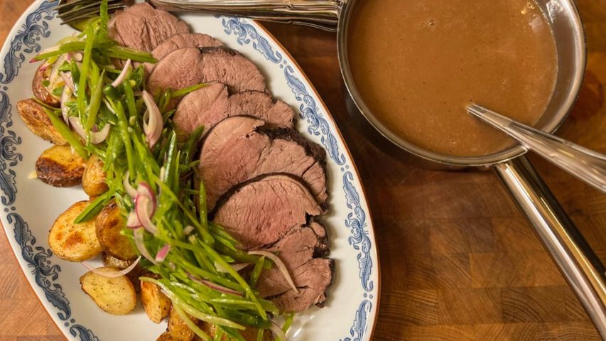 Lammstek med rostad potatis och sockerärtor