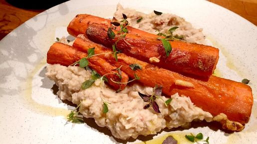 Vin till hummus på bönor med rostade morötter