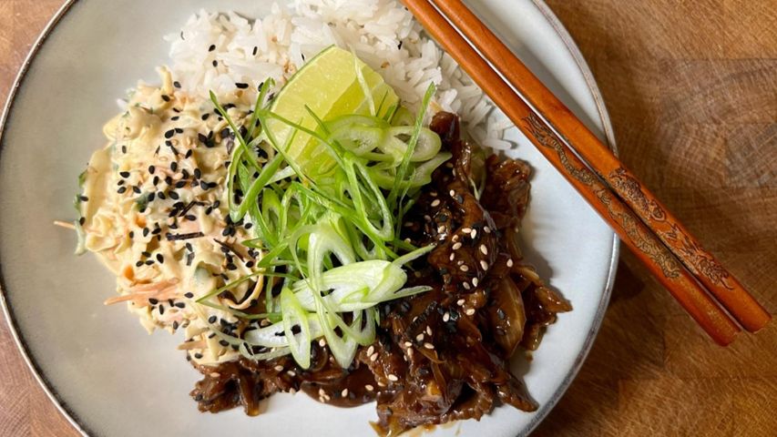 Yakiniku med ris och kålsallad