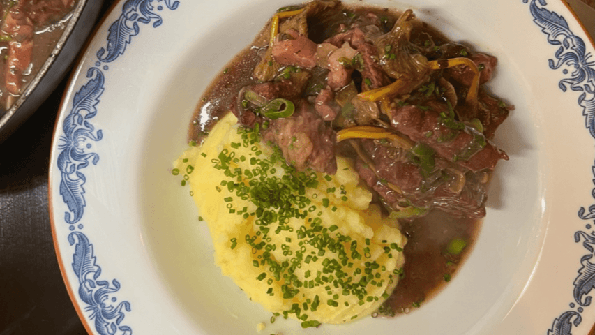 Högrevsgryta med sidfläsk, rödvin och trattkantareller