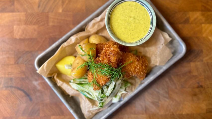 Friterad torsk med fänkålsallad och en enkel remouladsås