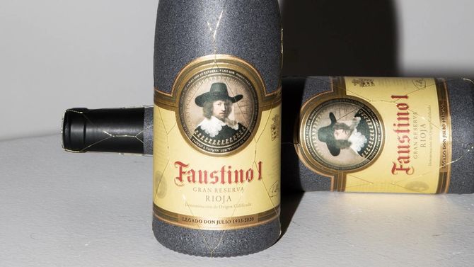 Flaskan med Rembrandts porträtt av Faustino har legat till grund för kampanjen.
